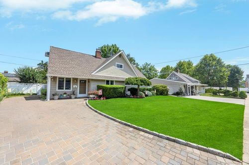 6 Bridge Ln, Hicksville, NY, 11801-4513 | Card Image
