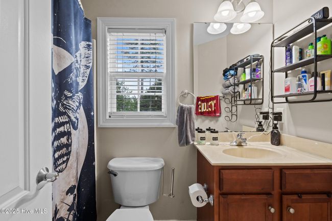 Upstairs Bathroom | Image 36