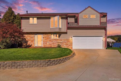 2245 Wiggen Ln, White Lake, MI, 48386-1585 | Card Image
