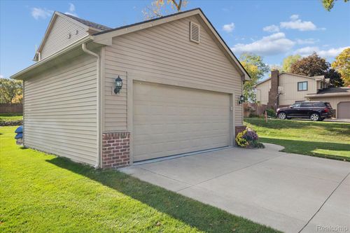 7799 Rampart Trl, Waterford, MI, 48327-4209 | Card Image