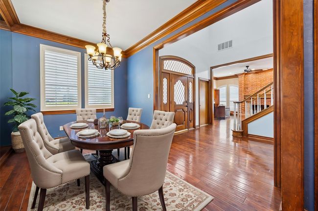 Virtual staging gives an idea of a place for a family meal. | Image 14