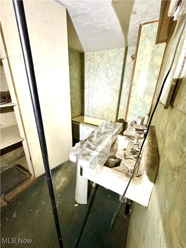 Lower level bath / not used | Image 35