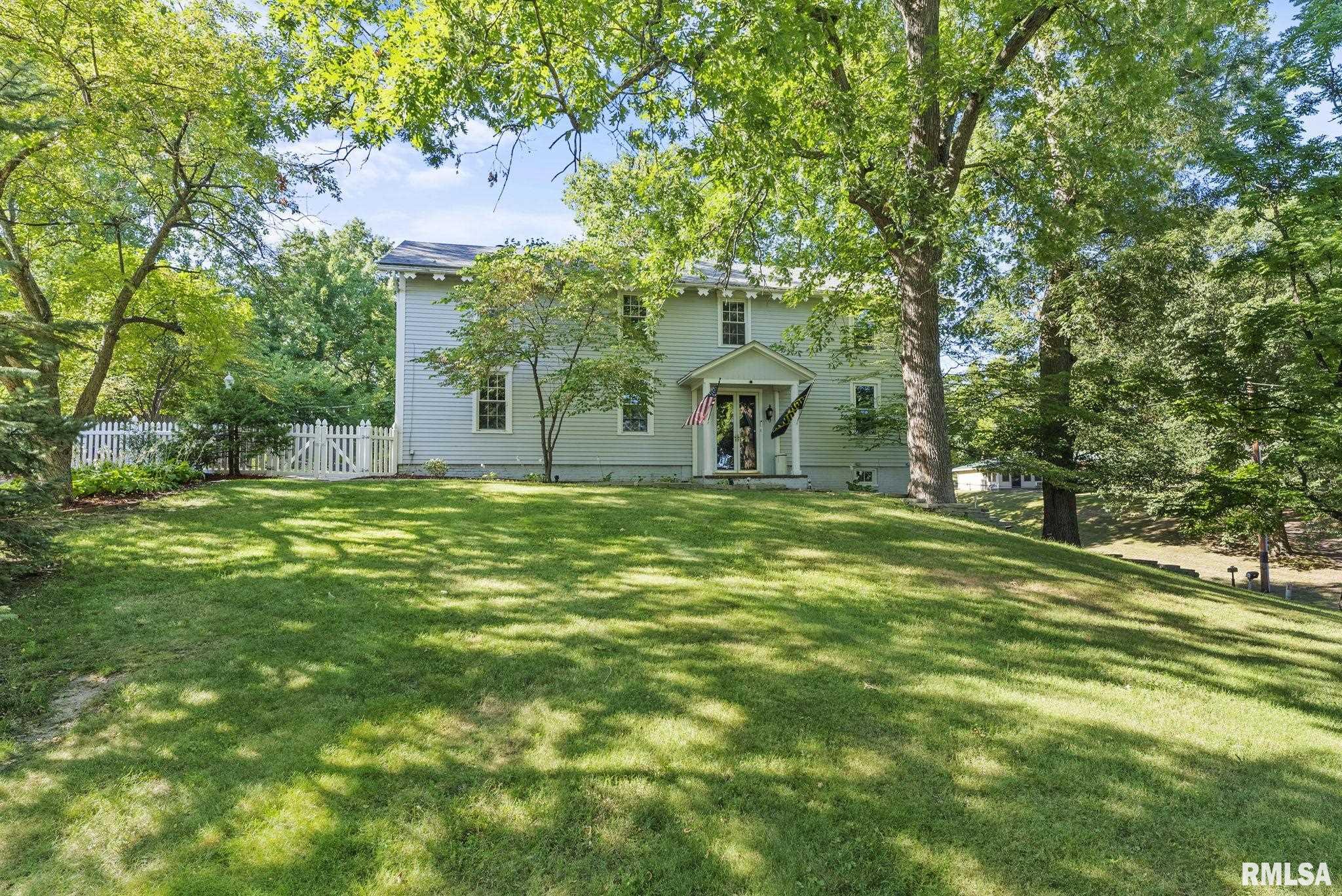 Roscoe Ave, Muscatine, IA 52761
