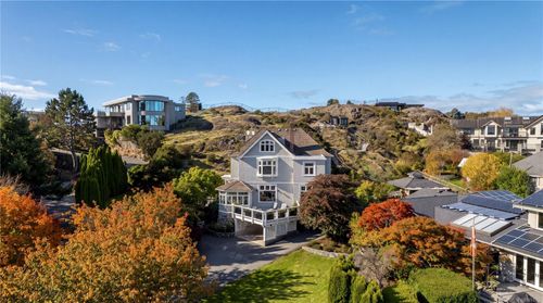454 Newport Ave, Victoria, BC, V8S5C5 | Card Image