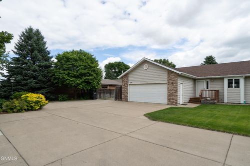 1557 Washington Street S, Bismarck, ND, 58504 | Card Image