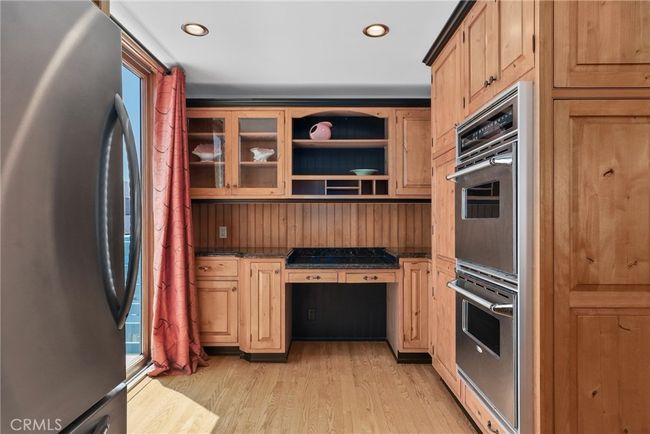 Need extra space?? Don't miss this convenient office nook just off the kitchen and back balcony! | Image 18