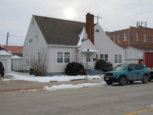 109 N Madison Street, Manchester, IA, 52057 | Card Image