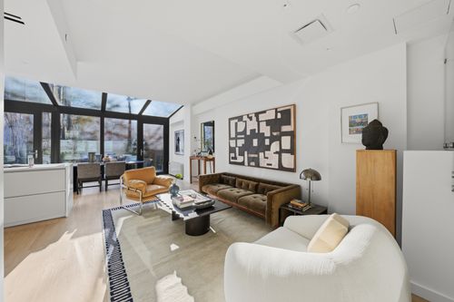 twh-650 E 6th St, New York, NY, 10009-1560 | Card Image