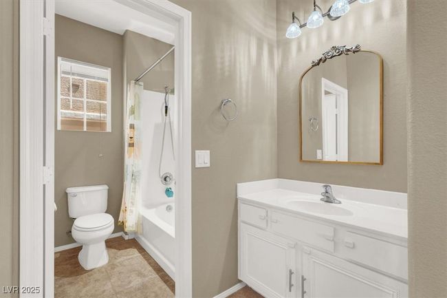Jack and Jill Bathroom | Image 19