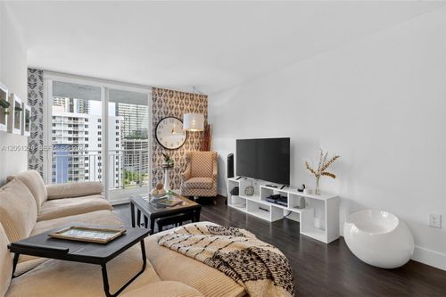 w1202-850 N Miami Ave, Miami, FL, 33136-3544 | Card Image