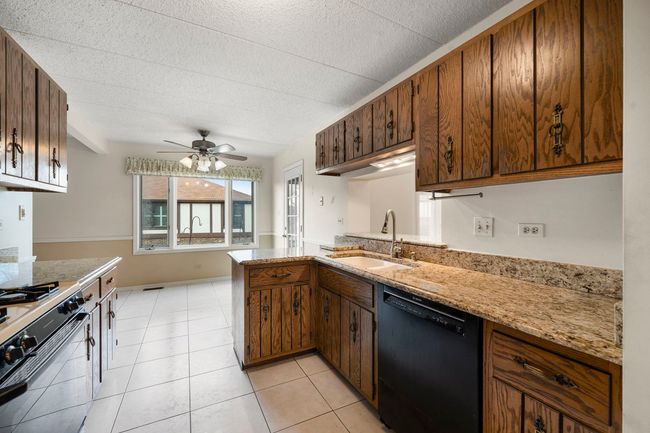 APT-1B - 9810 Mill Dr W, Condo with 2 bedrooms, 2 bathrooms and 1 parking in Palos Park IL | Image 4