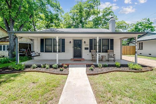 203 W Travis St, Fredericksburg, TX, 78624-3852 | Card Image