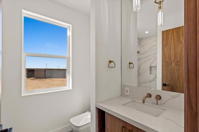 Guest bath | Image 39