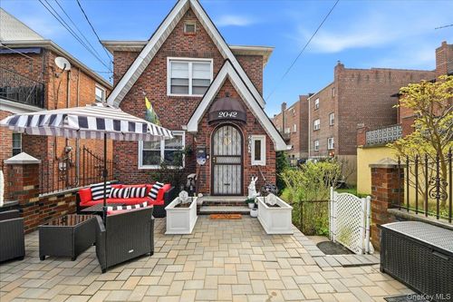 2042 Bogart Ave, Bronx, NY, 10462-2630 | Card Image