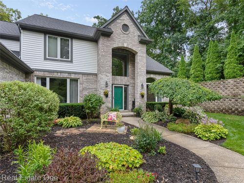 5471 Parkside Dr, Brighton, MI, 48114-7571 | Card Image