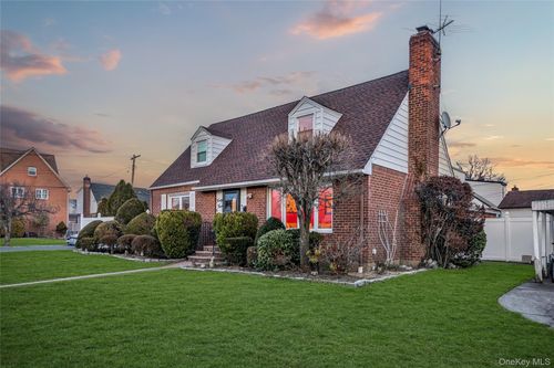 44 Marlowe Rd, Valley Stream, NY, 11580-1142 | Card Image