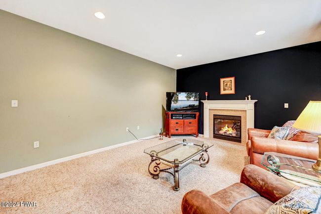 Family Room | Image 29