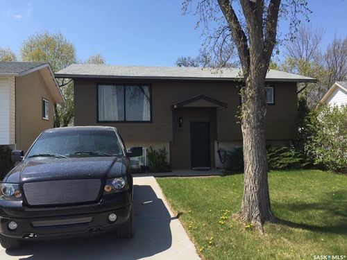 581 3 Rd St E, House with 3 bedrooms, 2 bathrooms and 1 parking in Shaunavon SK | Card Image