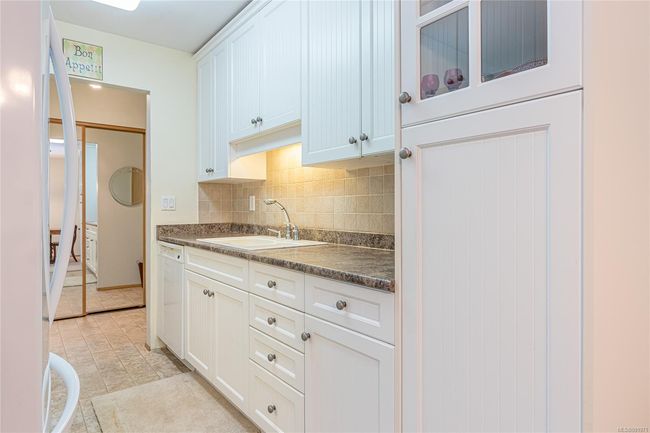 211 - 130 Sunningdale Rd E, Condo with 2 bedrooms, 1 bathrooms and 31 parking in Qualicum Beach BC | Image 4