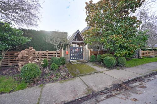 2221 Fernwood Rd, Victoria, BC, V8T2Z1 | Card Image