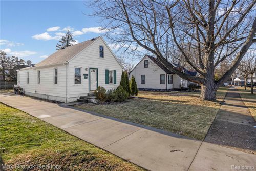 20240 Hollywood St, Harper Woods, MI, 48225-1121 | Card Image