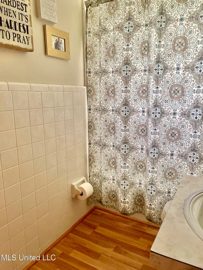 Upstairs bath | Image 6