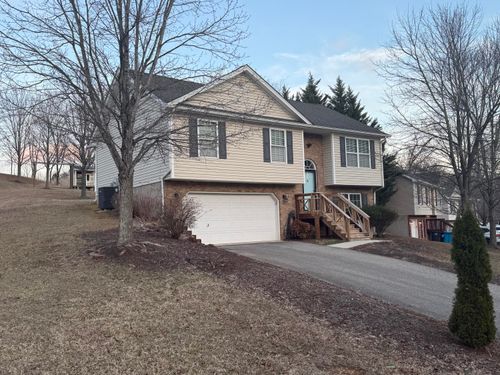 2421 Deerfield Ct Se, Roanoke, VA, 24014-3701 | Card Image