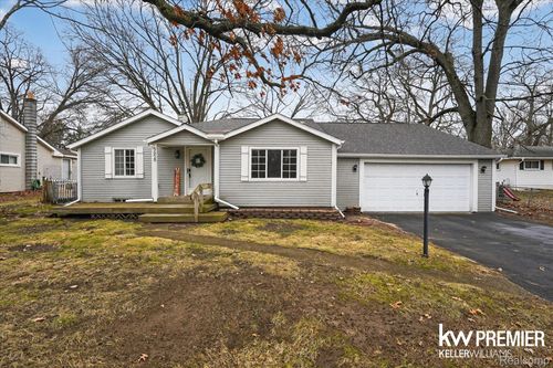 5658 Crescent Rd, Waterford, MI, 48327-2722 | Card Image