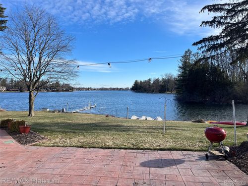 2863 Walmsley Circle Dr, Lake Orion, MI, 48360-1641 | Card Image