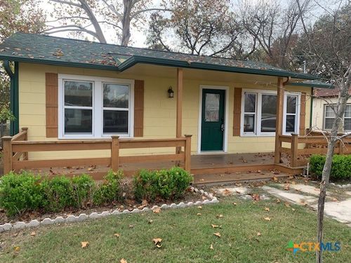 927 Union Ave, New Braunfels, TX, 78130-4025 | Card Image