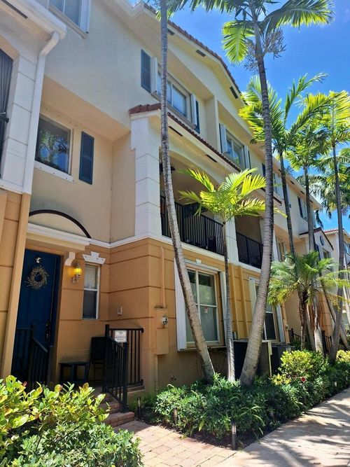 3172 N Greenleaf Cir, Boynton Beach, FL, 33426-8664 | Card Image