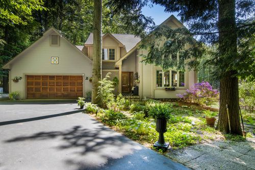 1504 Cedar Dr, Traverse City, MI, 49685-8120 | Card Image
