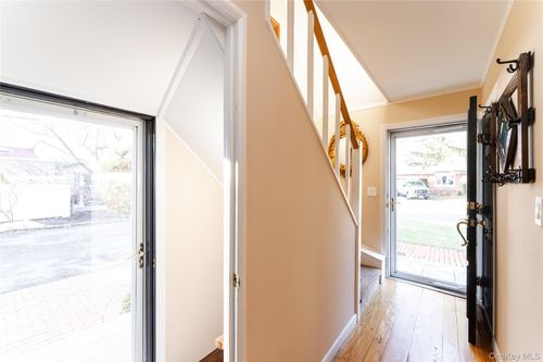 16 8th St, Carle Place, NY, 11514-1330 | Card Image