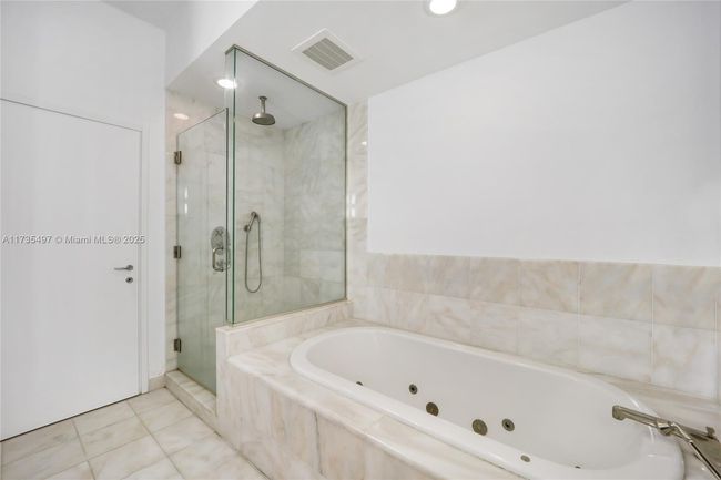 APT-1704 - 50 S Pointe Dr, Condo with 2 bedrooms, 3 bathrooms and null parking in Miami Beach FL | Image 13