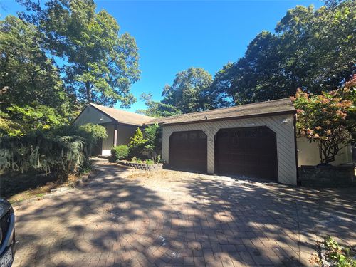 8 Pike Court, Huntington, NY, 11768 | Card Image