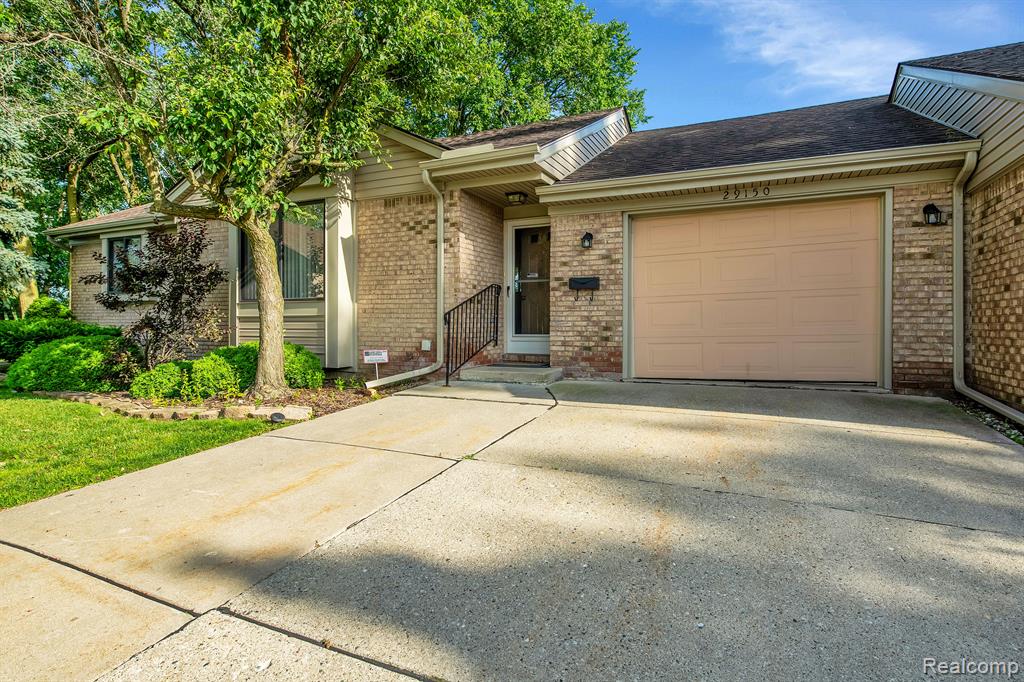 Eastrose St, Roseville, MI 48066