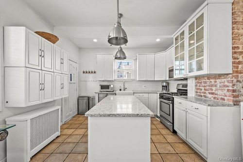 15 Bayside Ave, Oyster Bay, NY, 11771-1407 | Card Image