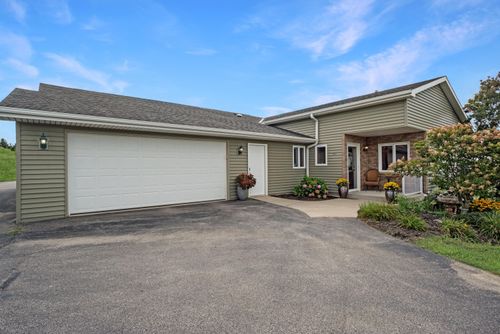 215 Watertower Cir, Iron Ridge, WI, 53035-9643 | Card Image