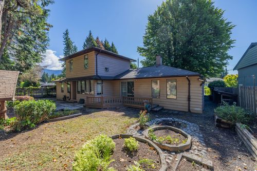 2495 Lauralynn Dr, North Vancouver, BC, V7J2Y6 | Card Image