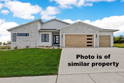 717 Pointer Cir, Center Point, IA, 52213-9390 | Card Image