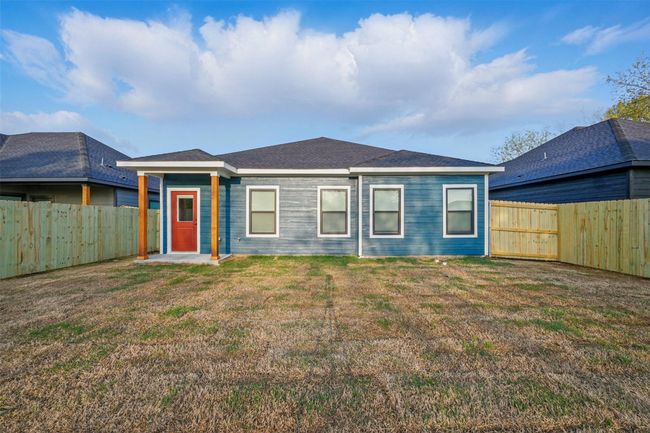 View of front of property with a fenced backyard and a front yard | Image 20