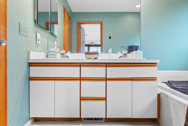 565 Beach Rd, House other with 4 bedrooms, 4 bathrooms and null parking in Harbor Springs MI | Image 26