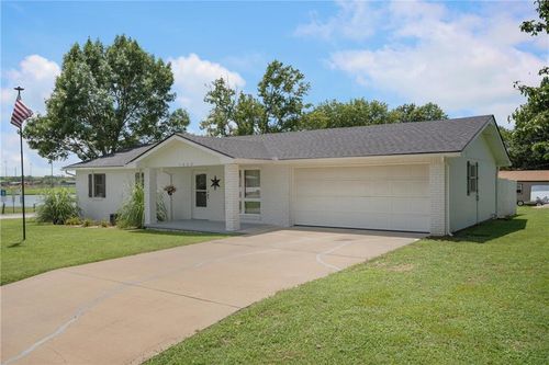 1002 Coronada St, Coffeyville, KS, 67337-1020 | Card Image