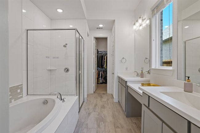 Master ensuite with dual vanities | Image 12