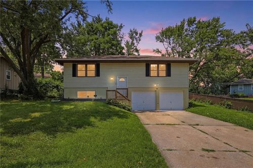 1822 N Grove Dr, Independence, MO, 64058-1237 | Card Image