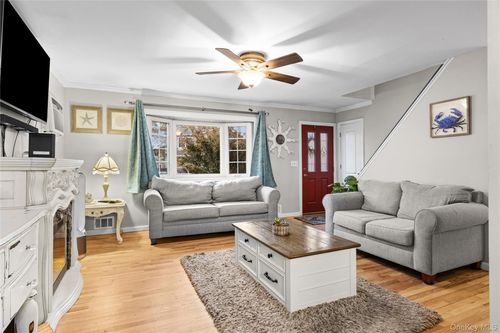 9 Riviera Pkwy, Lindenhurst, NY, 11757-6114 | Card Image