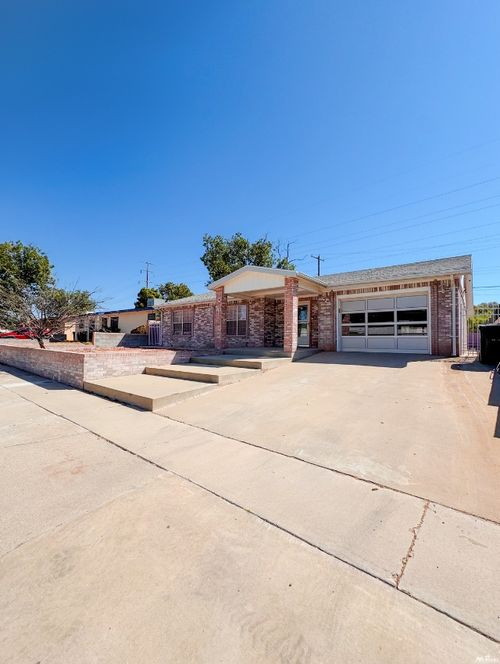 318 Nelson St, Carlsbad, NM, 88220-6266 | Card Image