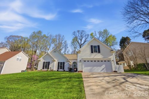 8540 Piccone Brook Ln, Charlotte, NC, 28216-1668 | Card Image