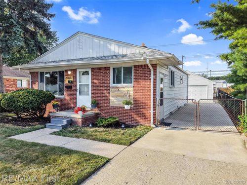 23037 Hoffman St, Saint Clair Shores, MI, 48082-2711 | Card Image