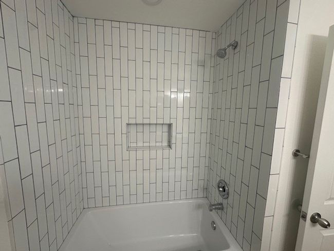 Bathroom with shower / washtub combination | Image 18